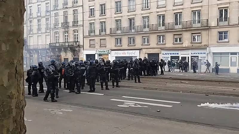 فيديو..اشتعال الاحتجاجات في فرنسا اعتراضا على رفع سن التقاعد