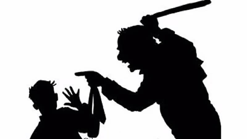 معلم يضرب طالب بكابل كهرباء