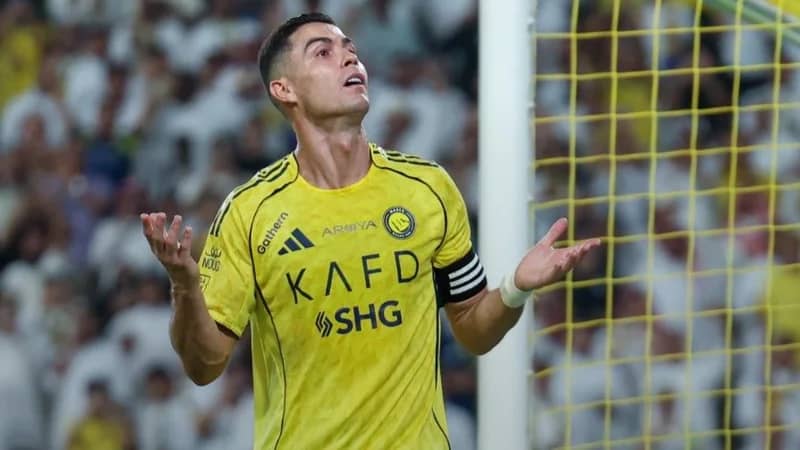 رونالدو يحتفل أمام جماهير الرياض بعد ترديدهم اسم ميسي .. فيديو