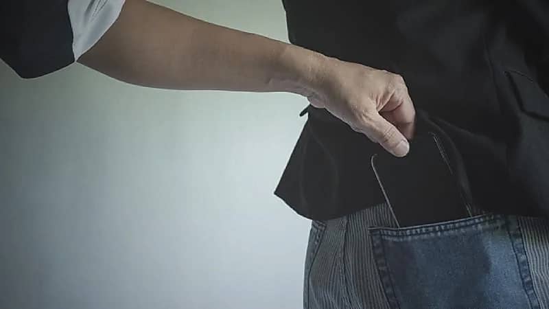 لص يتفاجأ بأن الضحية "ابنه"