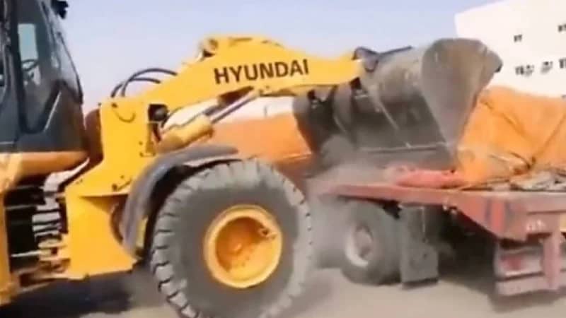 شيول يتلف كميات كبيرة من الإسمنت بإلقائها على الأرض