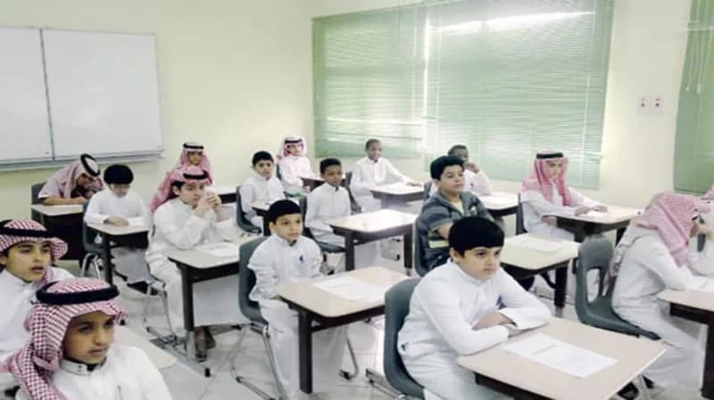 "مختص" يوضح خطورة التحدث مع الطفل بالإنجليزية فقط