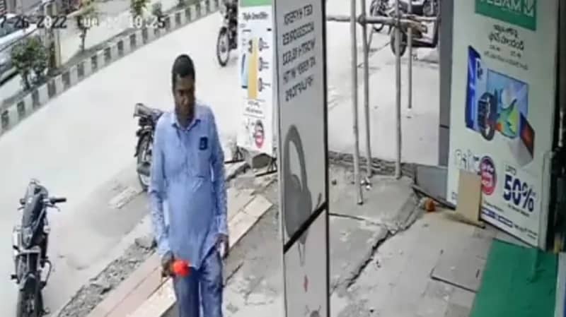 بالفيديو.. رجل ينجو بآخر لحظة من انهيار أرضي