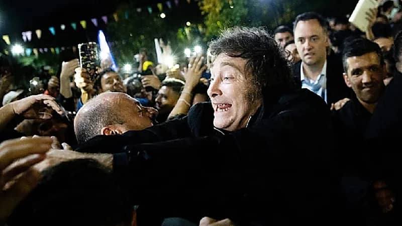 رئيس الأرجنتين يتهم مراسلا بضربه عمدا بعد ارتطام ميكروفون بأنفه.. فيديو