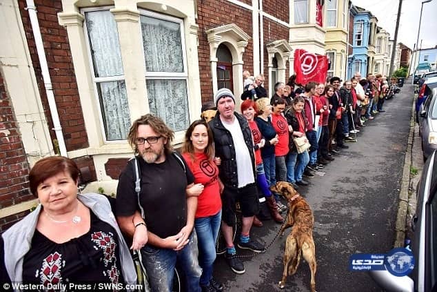 يالفيديو والصور.. جيران مسلمة يشكلون درع بشري لمنع صاحب المنزل من طردها ببريطانيا