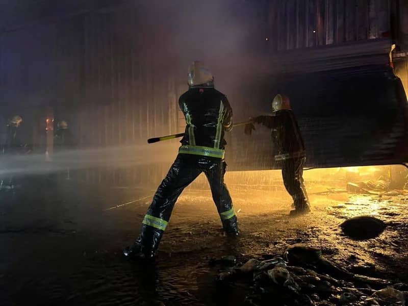 مدني الدمام يخمد حريقًا اندلع في ورشة نجارة