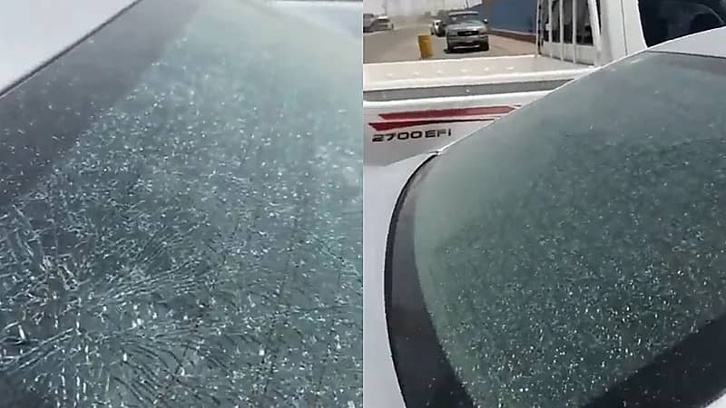 شاب يتفاجئ بتكسر زجاج سيارته من شدة حرارة الجو : انتبهوا يا عيال .. فيديو