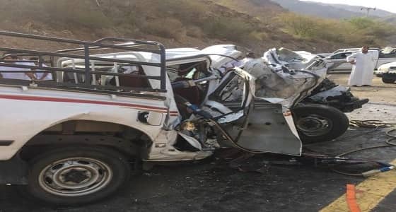 مصرع وإصابة 6 أشخاص إثر تصادم مركبتين برجال ألمع