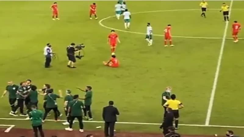 شاهد.. غضب "رينارد" تجاه حكم مباراة المنتخب السعودي بعد الصافرة