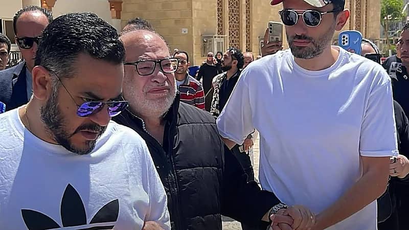 نجوم الفن يودّعون الفنان سليمان عيد‬⁩ في جنازة حاشدة.. صور