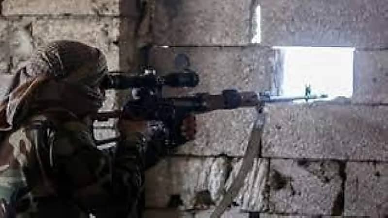 بالفيديو..قناص حوثي يستهدف امرأة في تعز باليمن