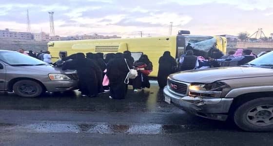 بالفيديو والصور.. انقلاب حافلة طالبات بخميس مشيط