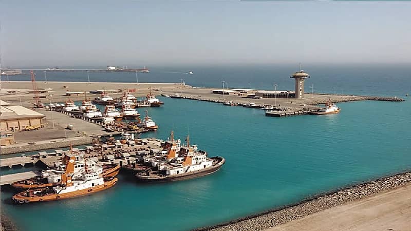 "الالتزام البيئي" يعلن السيطرة على الانسكاب الزيتي بميناء الملك فهد