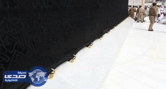 شؤون الحرمين تنهي أعمال استبدال الحلقات الفضية إلى حلقات ذهبية لثوب الكعبة