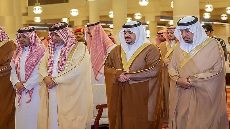 نائب أمير الرياض يؤدي صلاة الميت على الجوهرة العساف