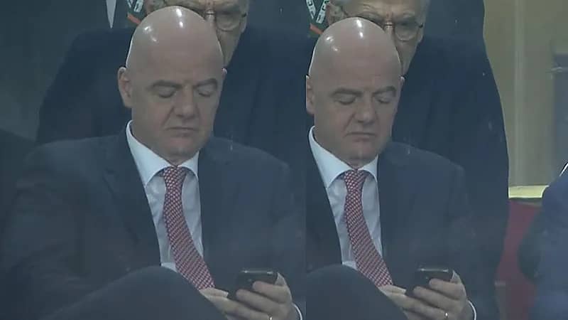 لقطة غريبة لـ آرسين فينغر وهو يتطفل على جوال رئيس الفيفا أثناء تصفحه له