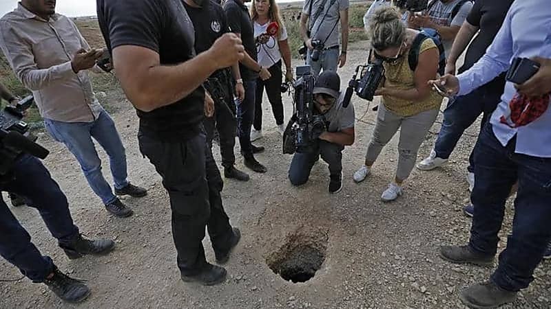 شاهد.. أدوات الحفر التي استخدمها الأسرى الفلسطينيون للهروب من سجن جلبوع