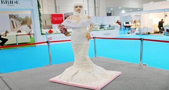 كيكة مرصعة بالألماس قابلة للأكل في معرض العروس بدبي