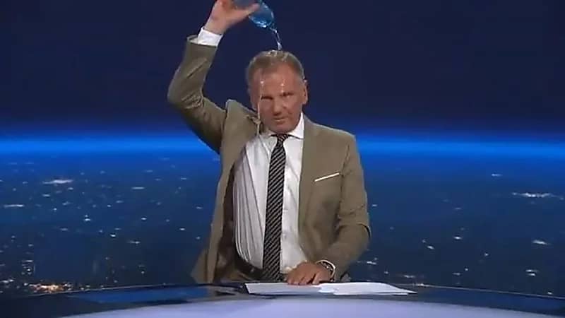 مذيع يسكب مياه على رأسه في نشرة إخبارية.. فيديو