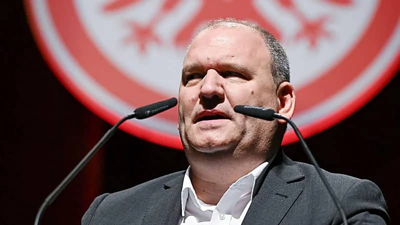 رئيس آينتراخت: زوجتي منعتني عن النادي لحماية حياتي