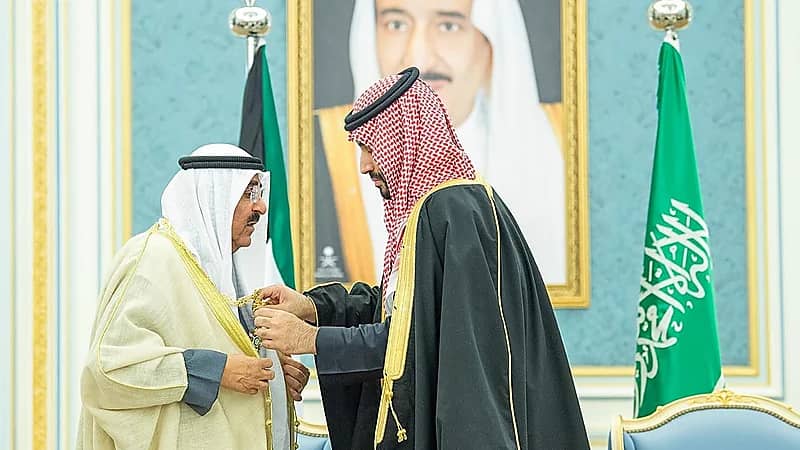 ولي العهد يُقلد أمير الكويت قلادة الملك عبدالعزيز.. فيديو