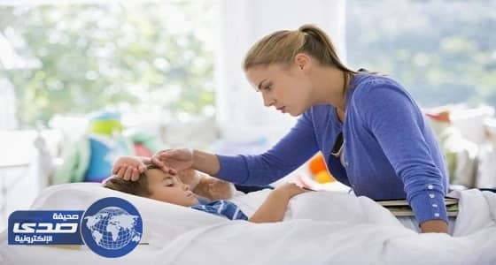 10 طرق آمنة لخفض حرارة الطفل