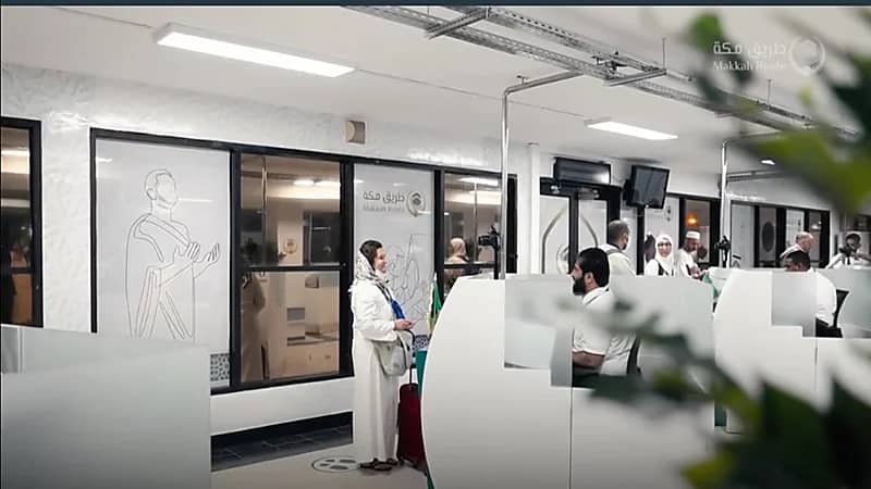 شاهد.. مواطنة توصي ابنها أحد منسوبي الجوازات بخدمة حجاج بيت الله الحرام بالمملكة المغربية