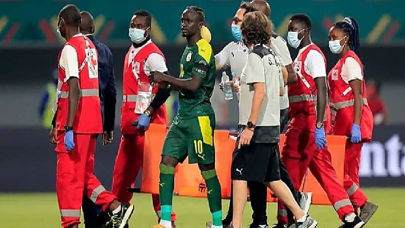 شاهد.. رفع البطاقة الحمراء لحارس الرأس الأخضر وهو على نقالة المسعفين