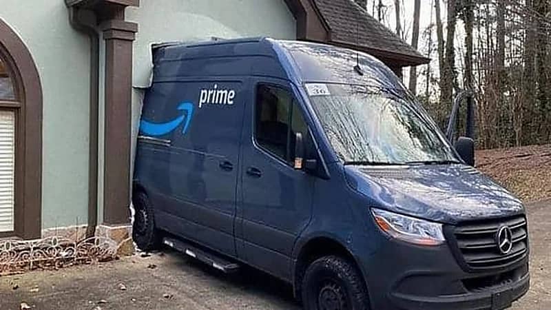 عامل توصيل يتعرض لموقف محرج من داخل غرفة أحد العملاء