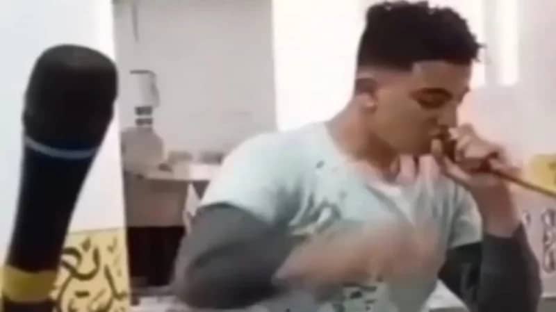 شاهد.. شاب يغني ويرقص داخل المسجد