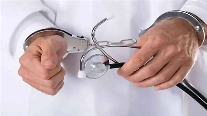 زوجة طبيب تكشف ان زوجها انفرد بطفلة وهتك عرضها