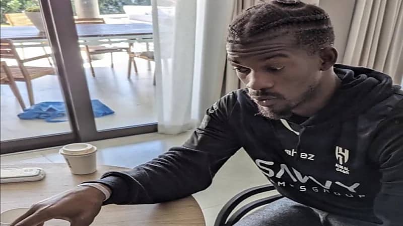 جيمي باتلر أشهر لاعبي دوري السلة الأمريكي بتيشرت الهلال