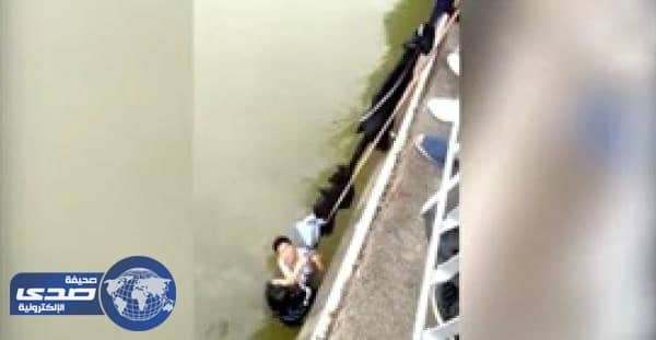 بالفيديو.. سائح يصنع حبل من ملابسه لانقاذ فتاة من الغرق