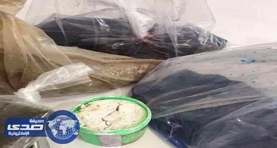 ضبط مستودعين يغشان المعسل بخلط النشارة والشيكولاتة