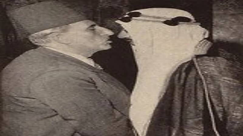 صورة نادرة للرئيس السوري القوتلي يقبل أنف الملك سعود بالقاهرة