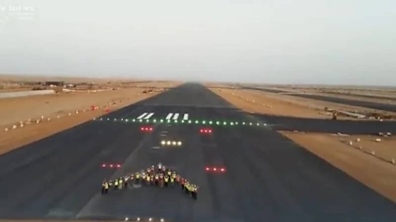 شاهد.. اكتمال أعمال بناء مدرج مطار البحر الأحمر الدولي