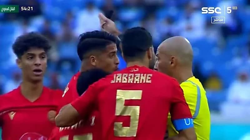 اعتداء لاعبي الوداد على الحكم بسبب هدف ملغي ضد الهلال .. فيديو