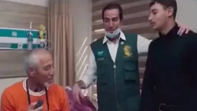 بالفيديو.. شاب يسمع كلمة حبيبي من والده بعد 13 عامًا من فقدان صوته