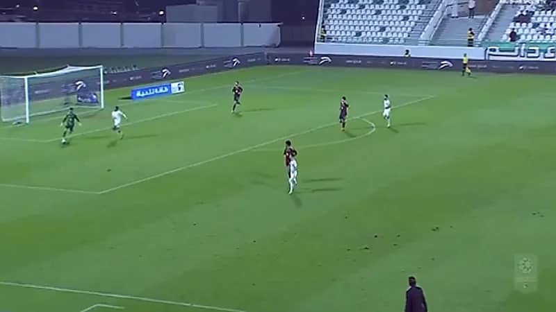 حارس إماراتي يتسبب بهدف غريب ضد فريقه .. فيديو