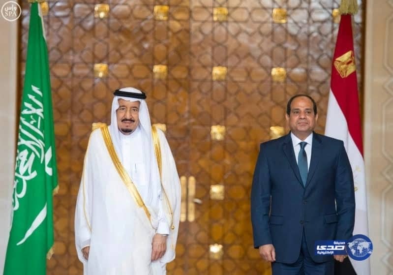 بالفيديو.. مركبة طائشة تقتحم محطة تغيير زيوت وتطيح بشخص