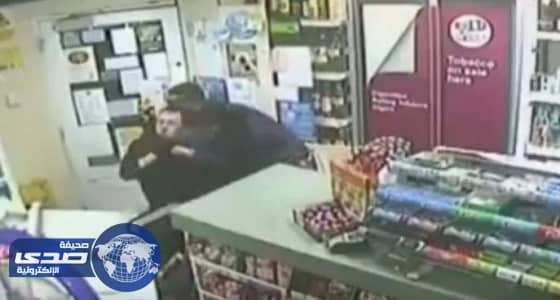 حقيقة إنقاذ مبتعث لأمريكية من سطو مسلح على متجرها «فيديو»