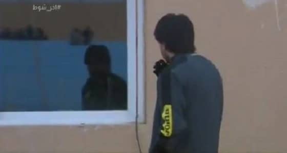 بالفيديو.. مساعد مدرب الاتحاد يدخن في مكان محذور بملعب الباطن