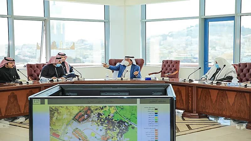 أمين عسير يستقبل وفدًا من أعيان وأهالي قرية آل ينفع