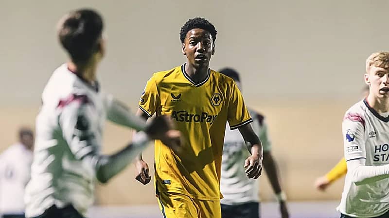 لاعب مصري يقترب من مرافقة صلاح في ليفربول