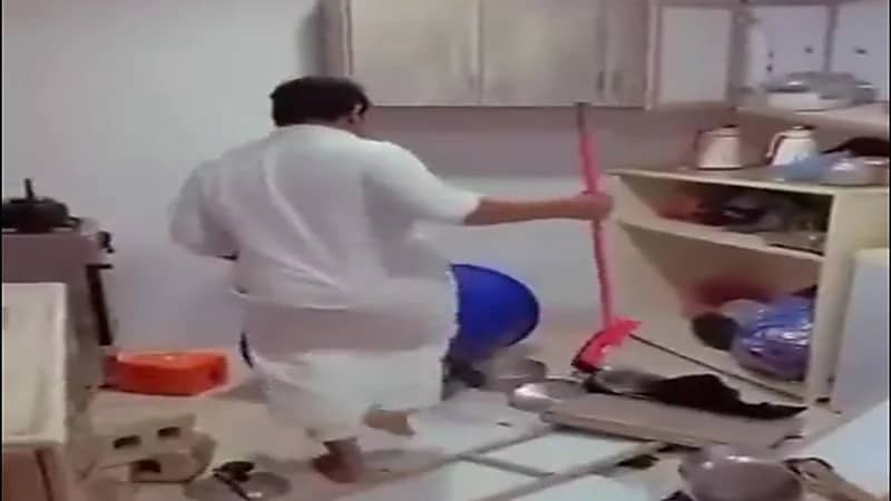 شاهد.. شاب ينتقم من أصدقائه بإتلاف استراحتهم بعد قيامهم بحلق دقنه