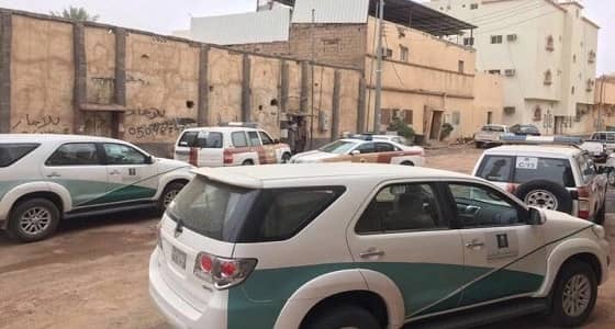 بالفيديو والصور.. " التجارة " تغلق معمل لصنع المعسل من الخشب والجبس