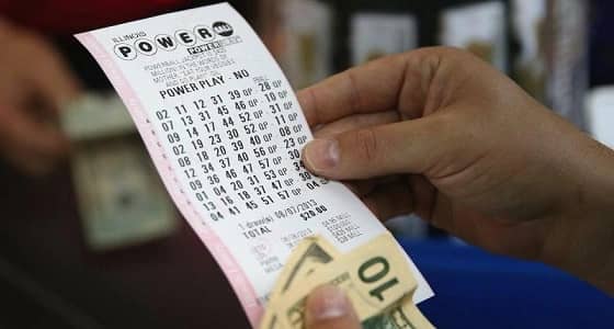 رجل توقف ليتناول مشروب بمحطة وقود فربح 10 ملايين دولار