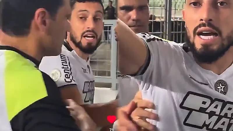 هجوم تيليس لاعب النصر السابق على مراسل تلفزيوني : ابتعد من هنا .. فيديو