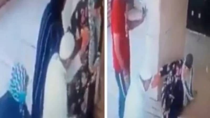شاهد.. امرأتان تسرقان هاتف مسن بحيلة ماكرة