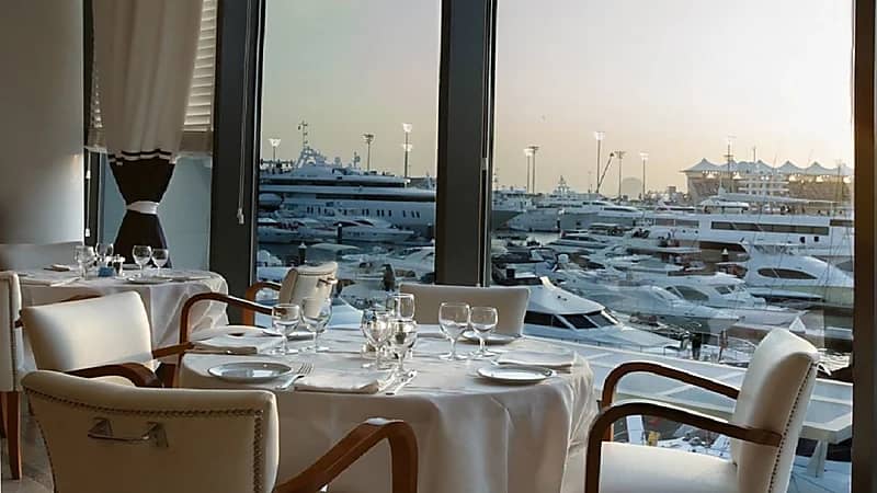 شاب يورط سيدة بفاتورة خيالية في مطعم فاخر